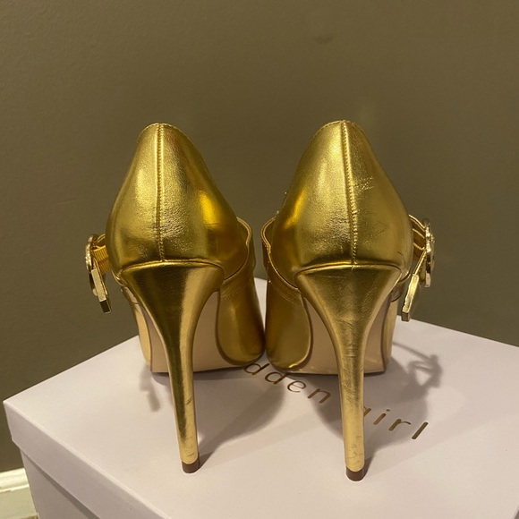 Gold pointed toe heels with strap - Picture 5 of 5